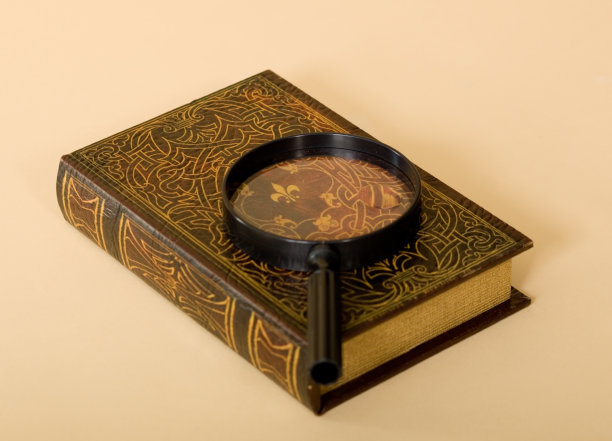 旧书与放大镜图片下载