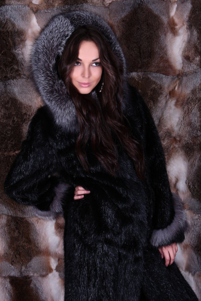 穿裘皮大衣的女孩图片下载