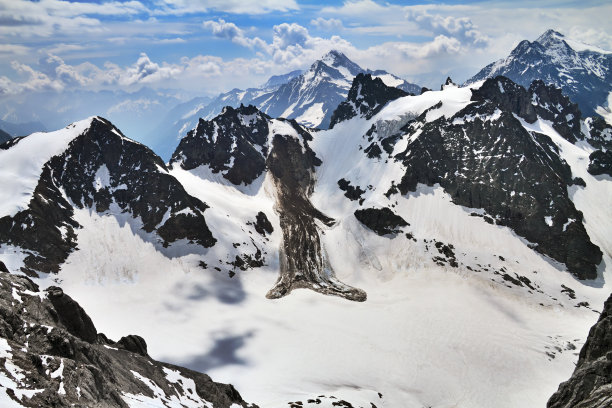 白雪皑皑的群山在天空中的全景图片下载
