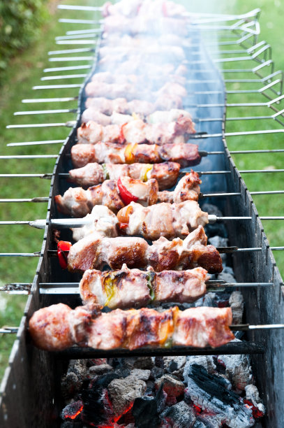 大型烧烤配肉和蔬菜串图片下载