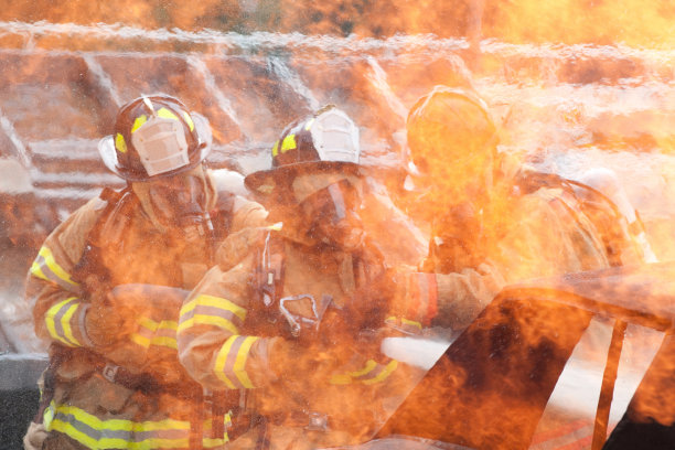 消防队员正在灭火图片下载