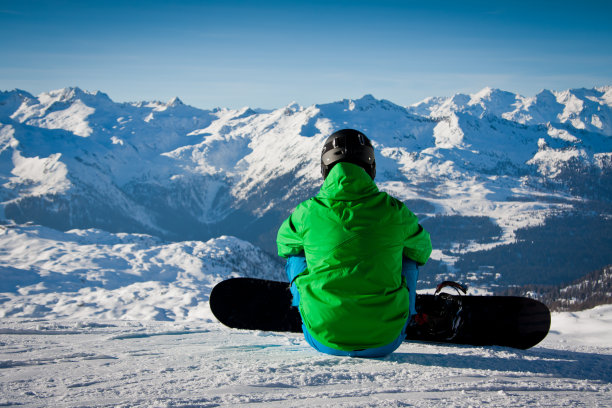 滑雪者准备下去图片下载