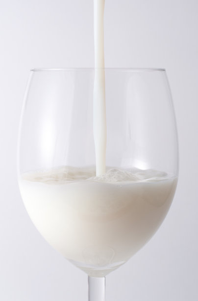 在酒杯里放牛奶图片下载