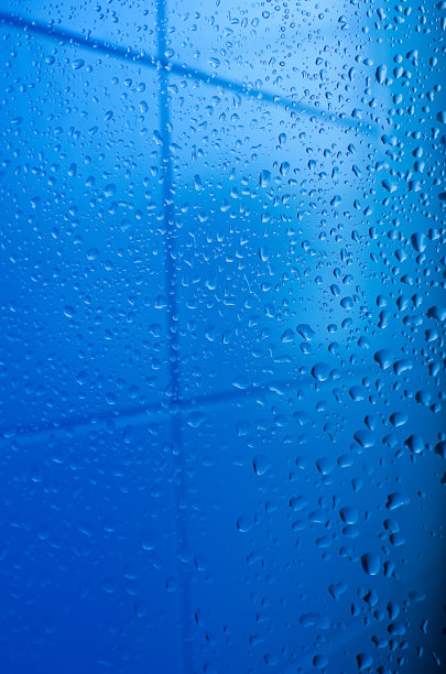 水滴在淋浴玻璃上图片下载