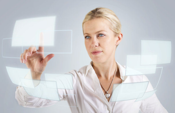 美丽的女人触摸着电子屏幕图片下载