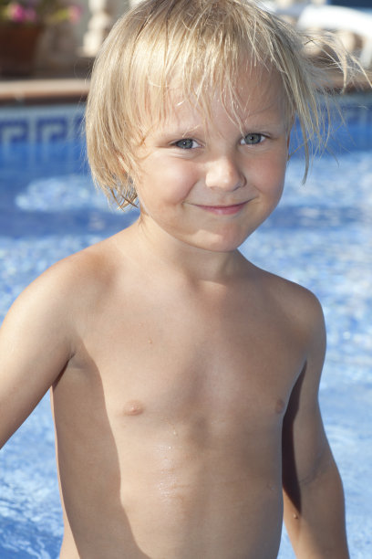在游泳池里的男孩图片下载