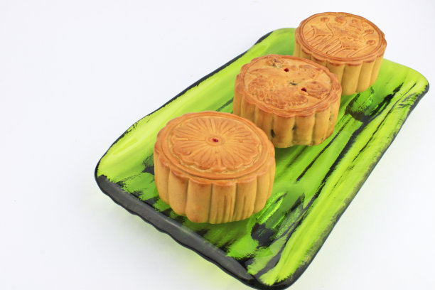 绿色盘子里放着月饼图片下载