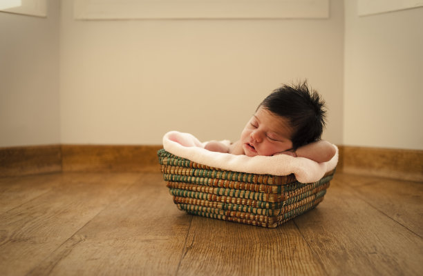 新生儿在篮子上做梦图片下载