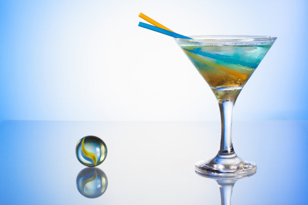 加冰鸡尾酒的马提尼玻璃杯图片下载