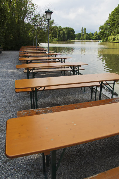 湖边的空啤酒花园图片下载