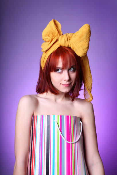 戴着黄色领结的年轻女孩图片下载