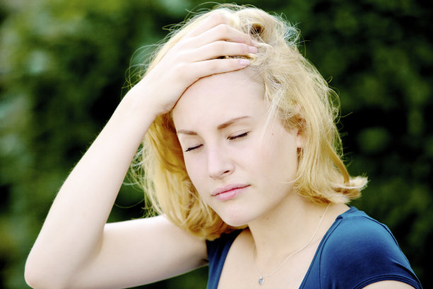 痛苦中的年轻女子图片下载