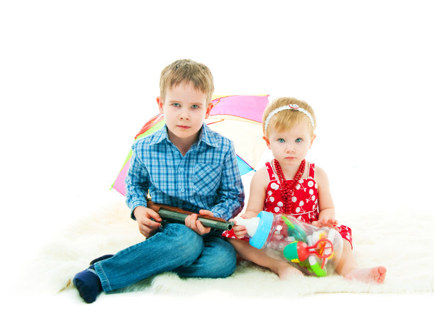 弟弟和妹妹有玩具图片下载