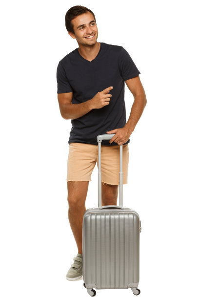 男性拿着旅行箱指向一侧图片下载