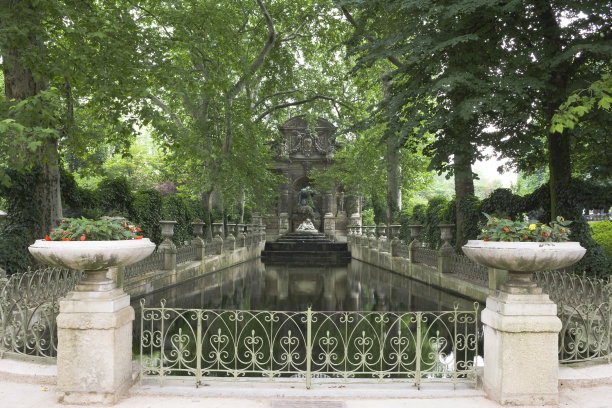 法国巴黎卢森堡花园中的美第奇喷泉图片下载