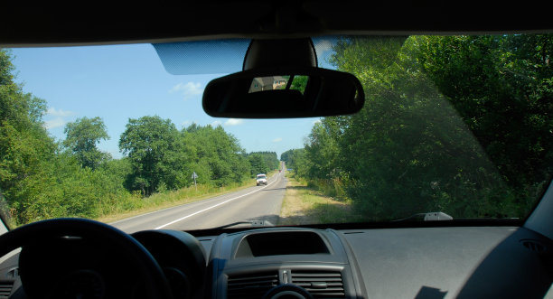 透过汽车正面玻璃观看图片下载