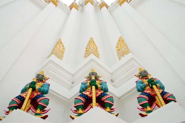 宝塔基座上的巨型守护者图片下载