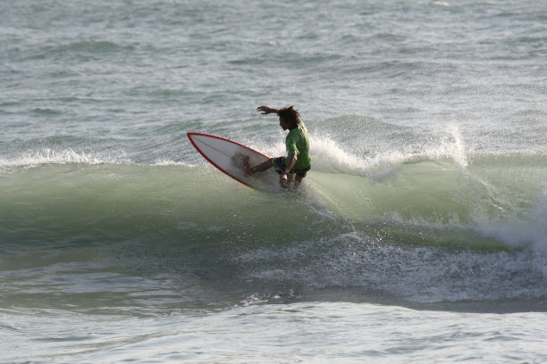 小波浪上的冲浪者图片下载