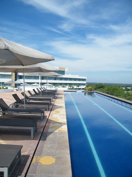 酒店游泳池在夏天的下午图片下载