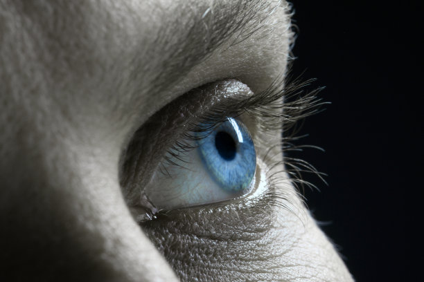 蓝色眼睛和睫毛的特写图片下载