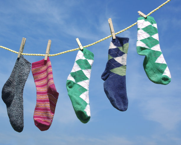 晾衣绳上的袜子图片下载