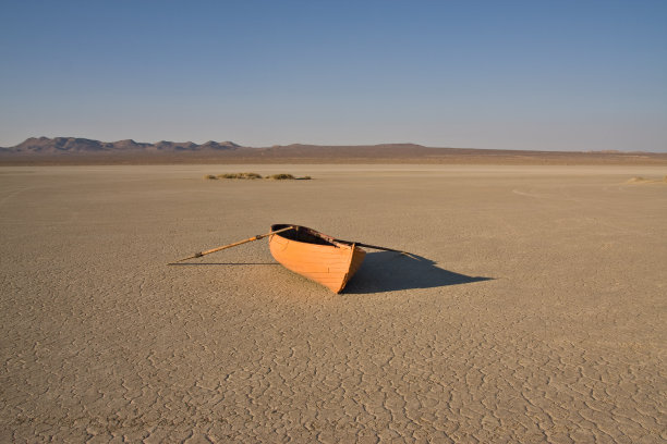沙漠中划船图片下载