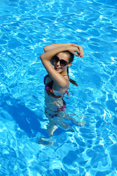 在游泳池里玩图片下载