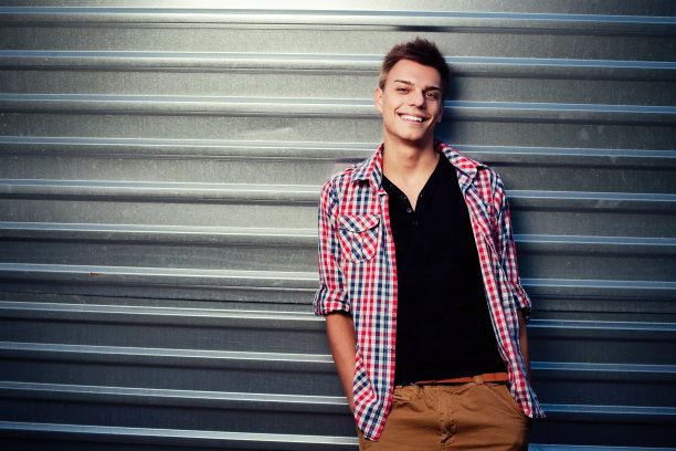 英俊的男人靠在墙上图片下载