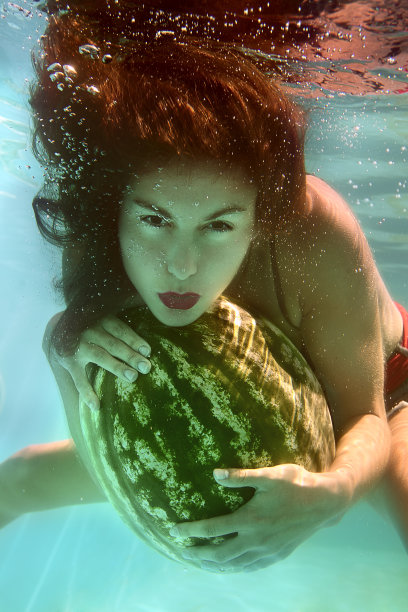 西瓜的女孩图片下载