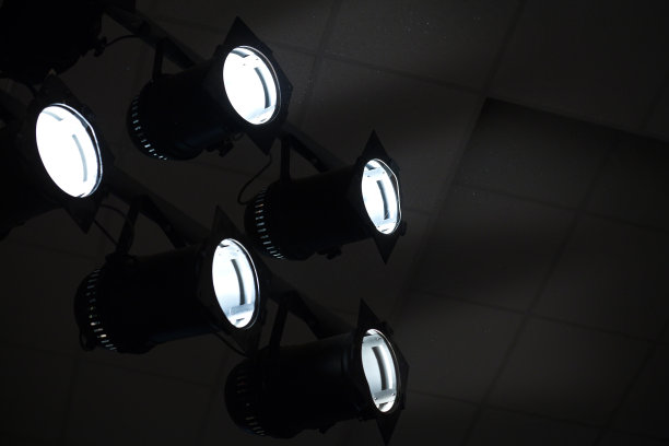 五个戏剧聚光灯图片下载