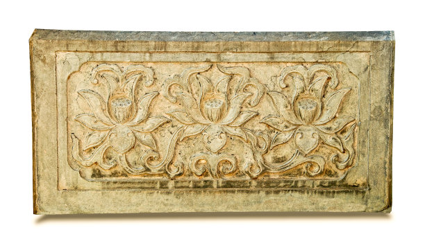 莲花的雕刻岩孤立在白色的背景上图片下载