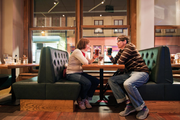 夫妇在酒吧图片下载
