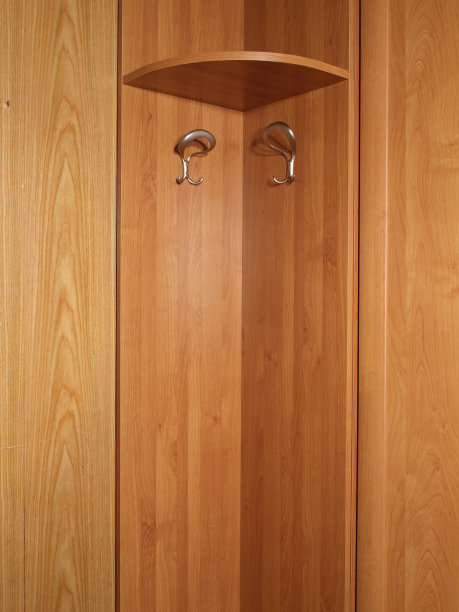 用两个金属挂钩空衣架。图片下载