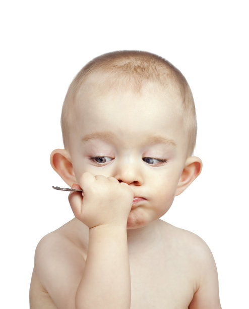 男孩用勺子图片下载