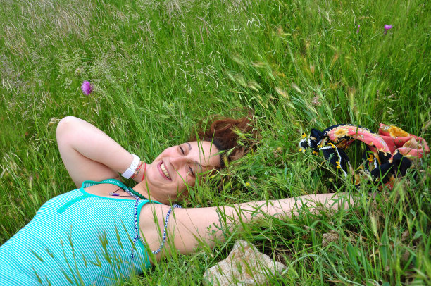 躺在草地上的女人图片下载
