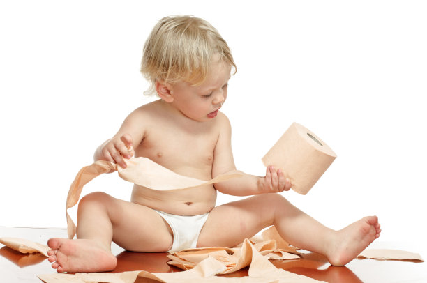 有卫生纸的小男孩图片下载