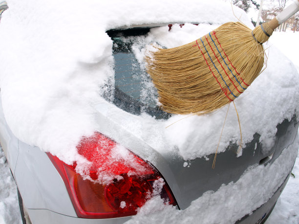清除汽车上的积雪图片下载