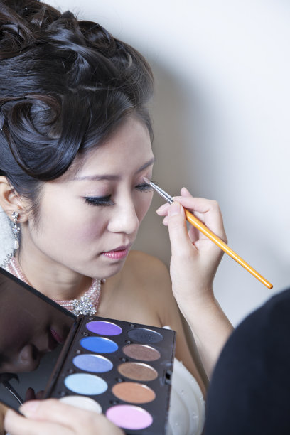 使用眼影。图片下载