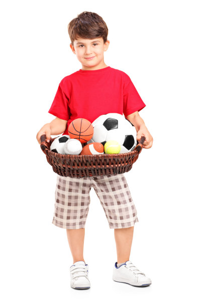 拿着球篮子的男孩图片下载