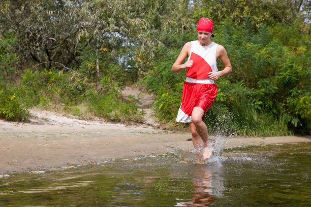 跑步的女孩图片下载
