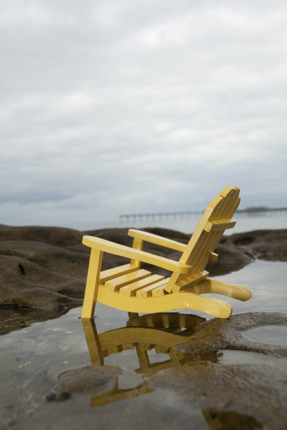 黄色的阿迪朗达克椅子。图片下载