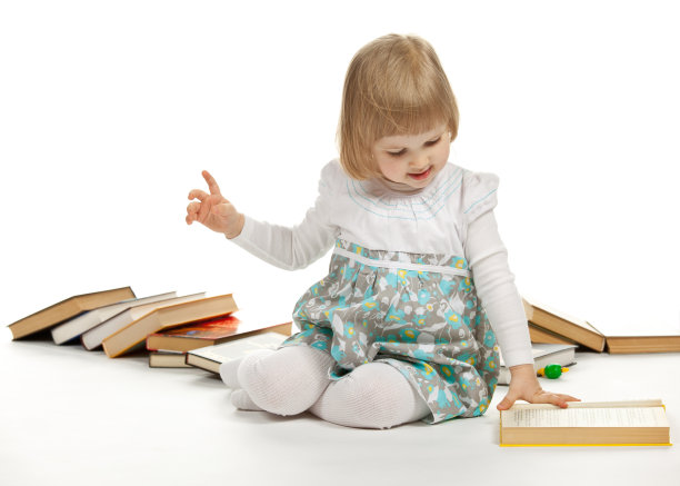 那个小女孩坐在书中间图片下载