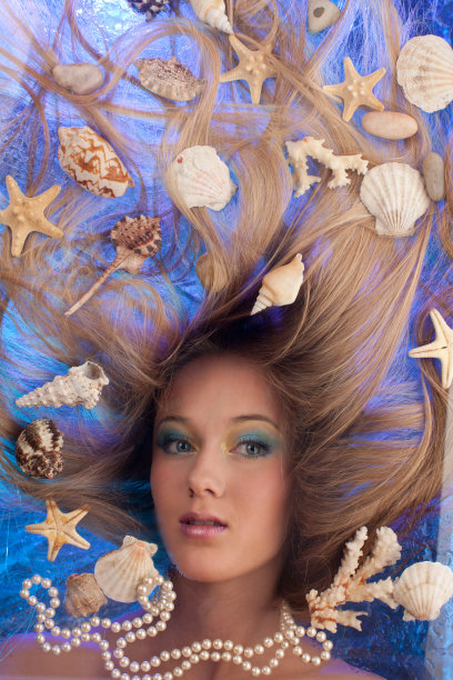 美丽的女孩在贝壳中图片下载