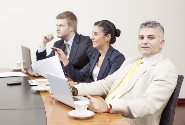 商人看着相机图片下载