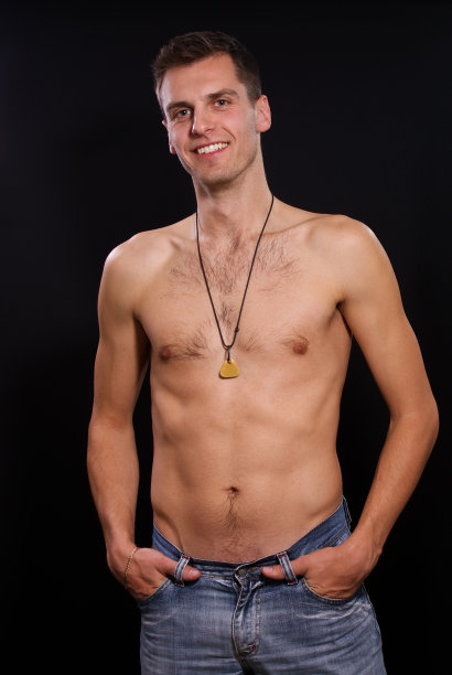 一个站着的年轻人的肖像图片下载