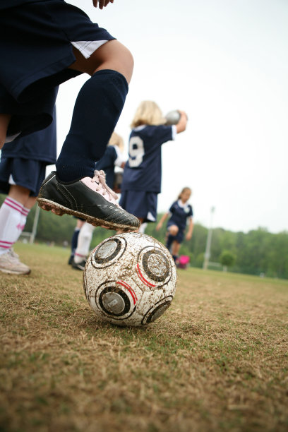 女孩踢足球图片下载