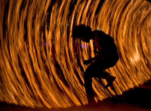 男孩身后的火幕图片下载