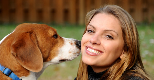 女孩和她的狗。图片下载