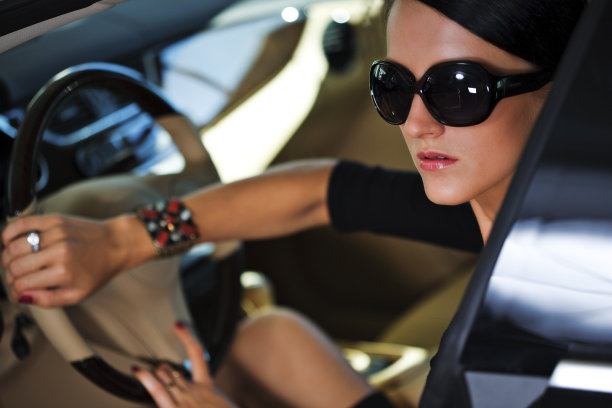 豪华轿车里的性感女人图片下载