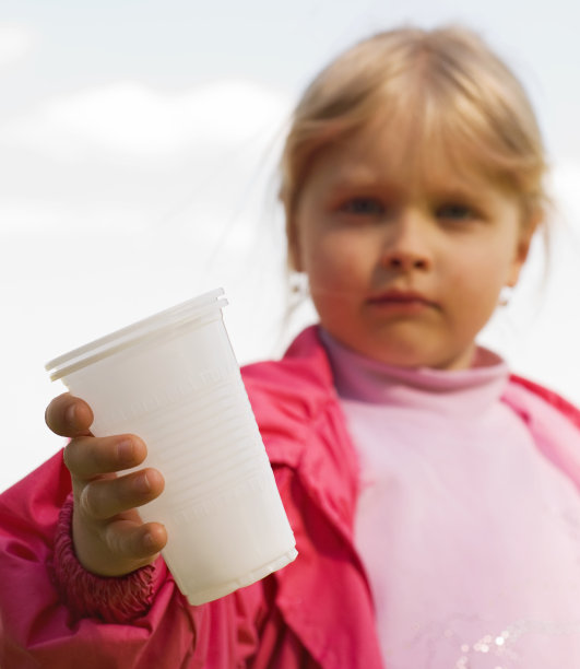 拿着塑料杯的女孩图片下载